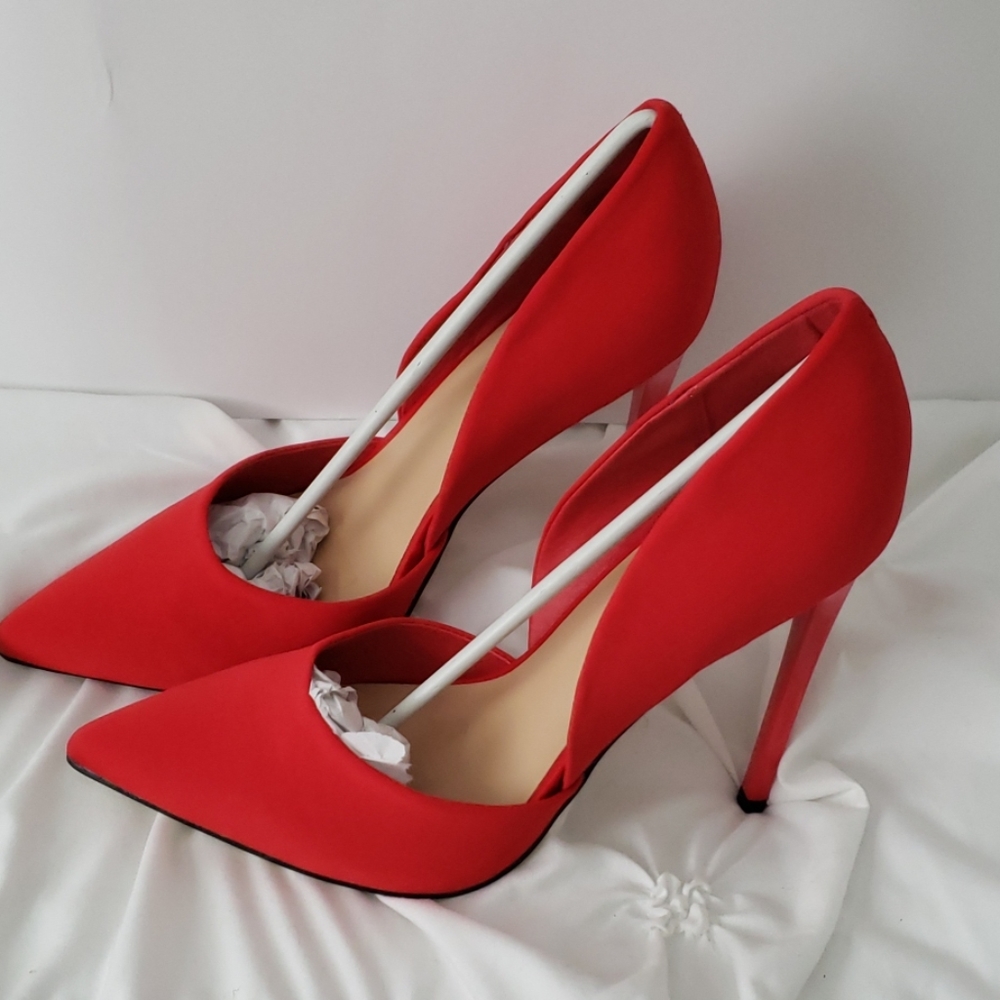 Pointed toe heels